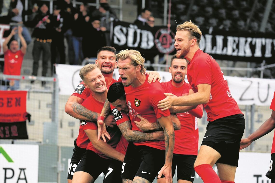 Erleichterung pur: Eric Hottmann, Kai Brünker, Panagiotis Vlachodimos, Torschütze Kai Gehring, Marco Hingerl und Korbinian Burger (von links) wissen nach dem 2:0 gegen Chemnitz in der 69. Minute, dass Großaspach auf dem Weg zum ersten Heimsieg in dieser Saison ist. Foto: A. Becher