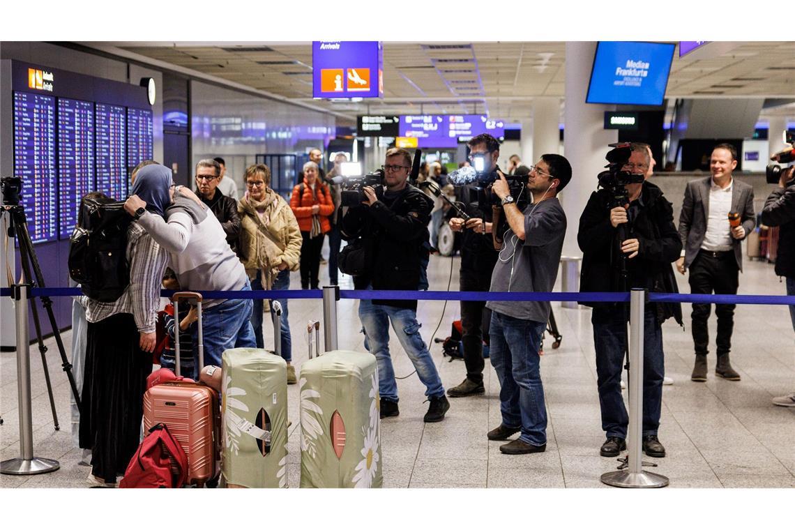 Erleichterung und Umarmungen am Flughafen Frankfurt.