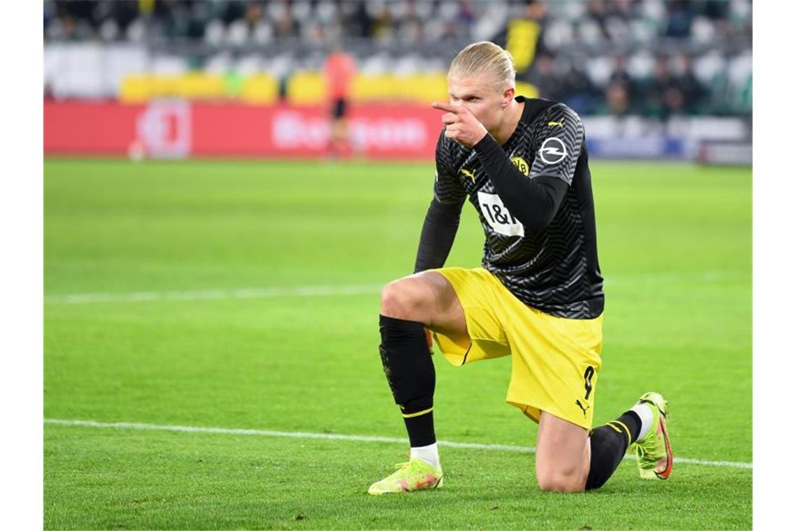 Der große Unterschied: Haaland-Comeback macht BVB Mut Erling Haaland bejubelt sein Tor zum 3:1 für den BVB beim VfL Wolfsburg. Foto: Swen Pförtner/dpa
