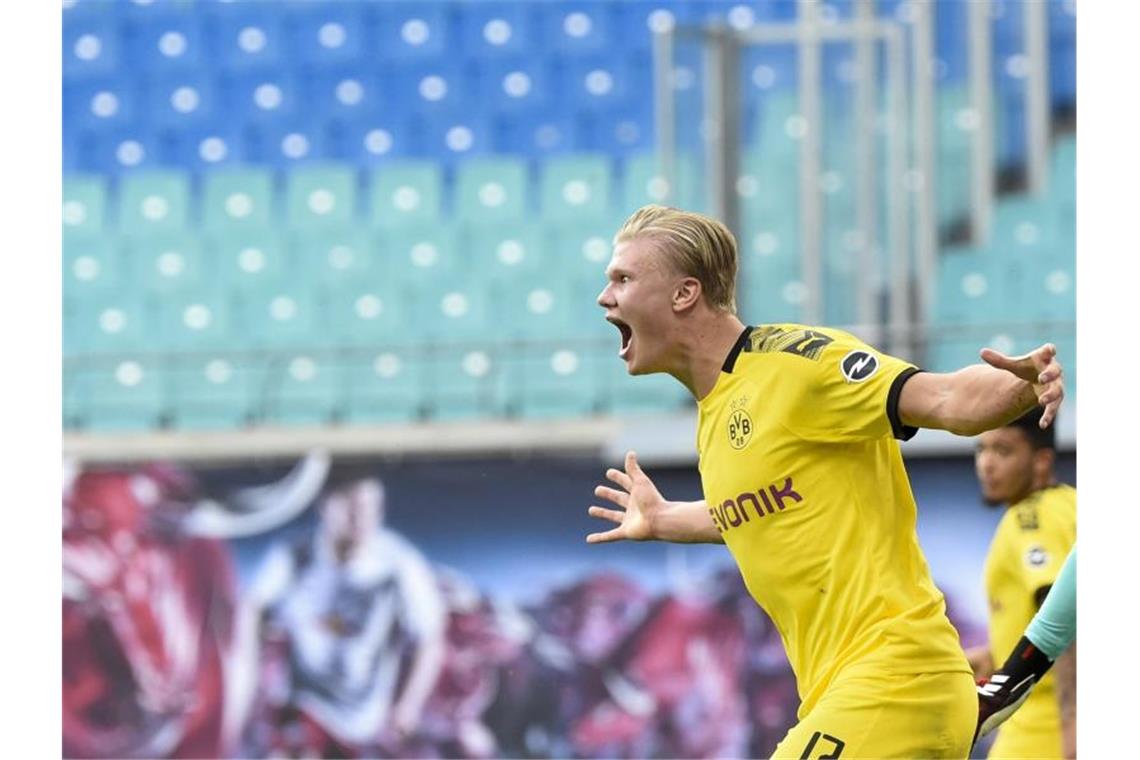Verhinderte Bayern-Jäger: BVB träumt, Leipzig kleinlaut Erling Haaland erzielte beide Treffer der Dortmunder in Leipzig. Foto: Jens Meyer/AP-Pool/dpa