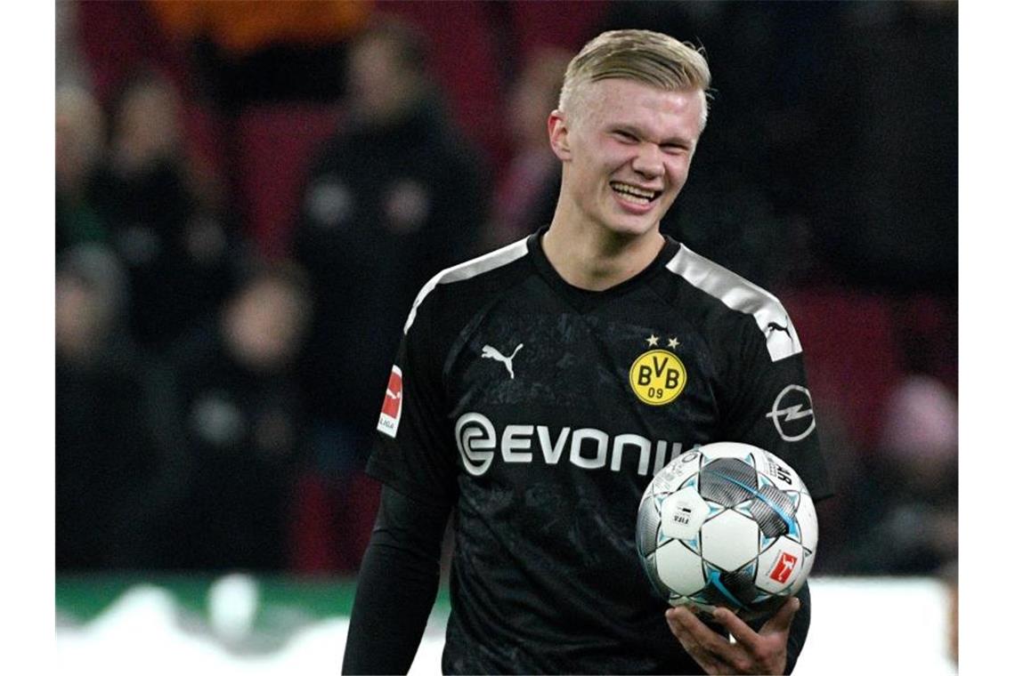 Dortmund feiert Haalands Mega-Debüt Erling Haaland erzielte in seinem ersten Spiel für Borussia Dortmund gleich drei Tore. Foto: Stefan Puchner/dpa