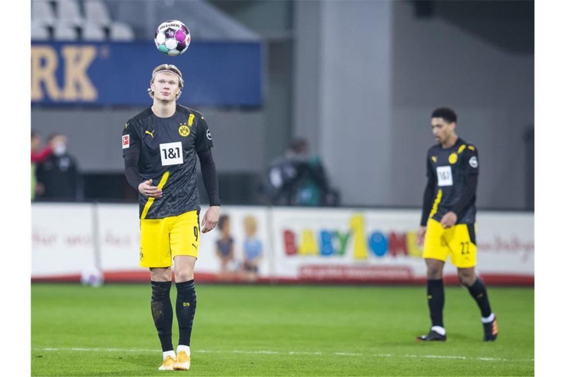 Dortmund patzt erneut - Nächste Niederlage für Schalke Erling Haaland (l) und der BVB unterlagen in Freiburg. Foto: Tom Weller/dpa