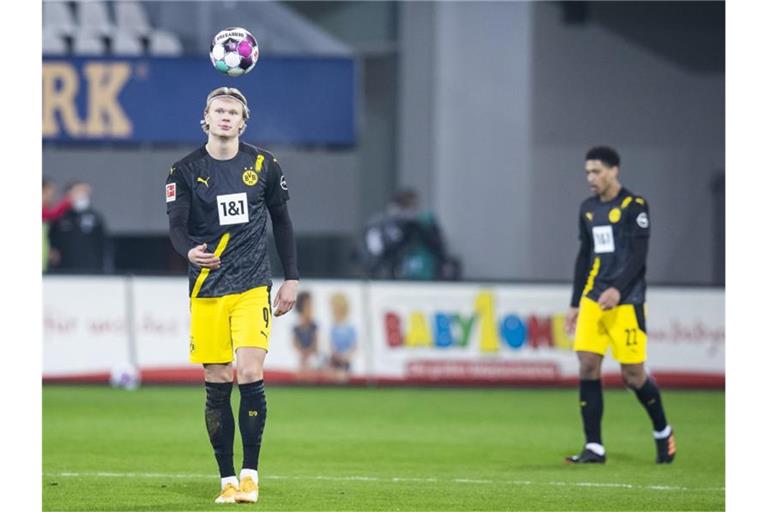 Erling Haaland (l) und der BVB unterlagen in Freiburg. Foto: Tom Weller/dpa