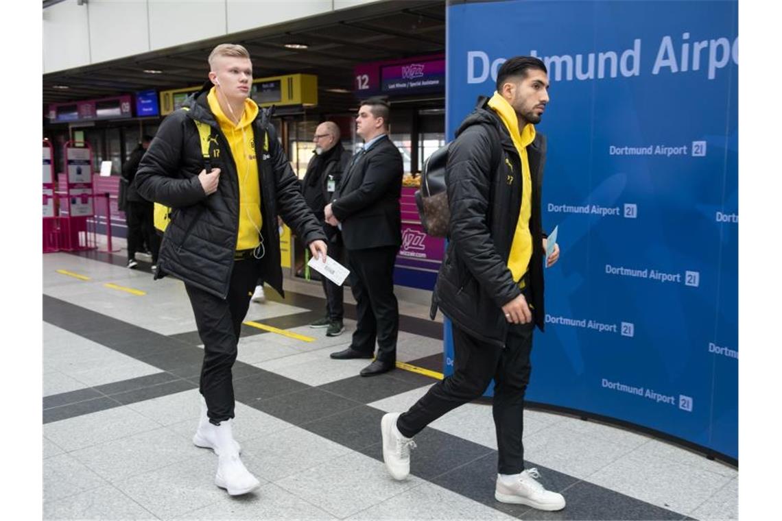 Erling Haaland (l) und Emre Can von Borussia Dortmund am Flughafen vor dem Abflug nach Paris. Foto: Bernd Thissen/dpa
