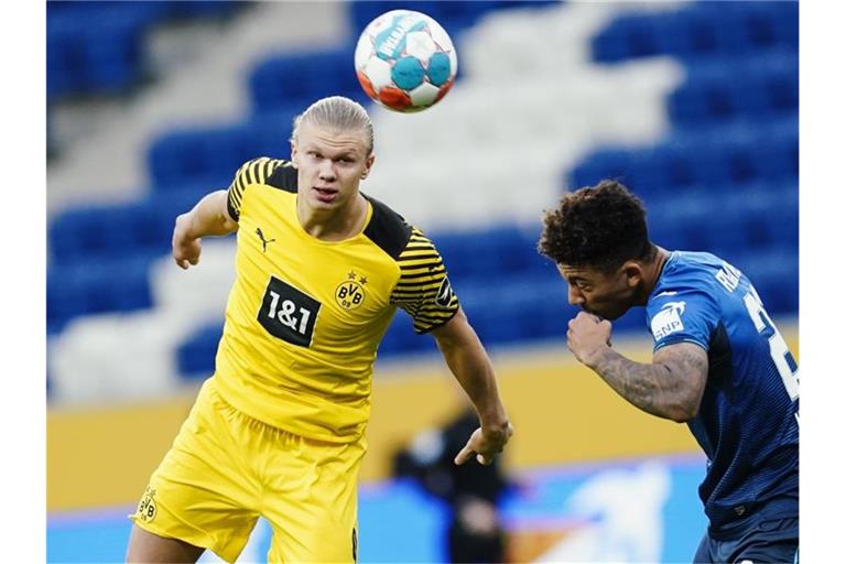 Erling Haaland (l) wird von internationalen Topclubs umworben. Foto: Uwe Anspach/dpa