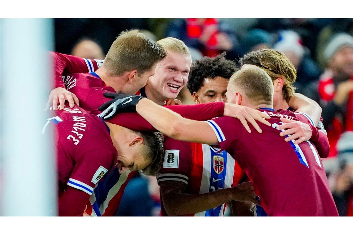 Erling Haaland (M.) erzielte seine Quali-Treffer 13 und 14.