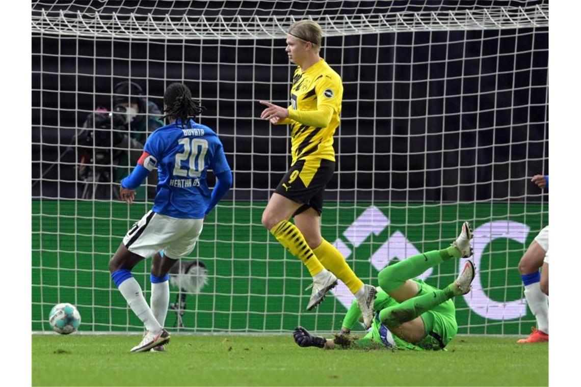 Erling Haaland (M), Spieler bei Borussia Dortmund, schießt das 3:1. Foto: Soeren Stache/dpa-Zentralbild/dpa