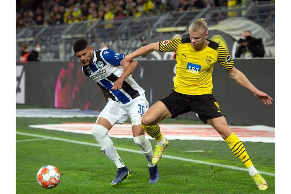 Haaland zurück: Dortmund siegt mit viel Mühe gegen Bielefeld Erling Haaland (r) konnte nach siebenwöchiger Zwangspause wieder für den BVB auflaufen. Foto: Bernd Thissen/dpa