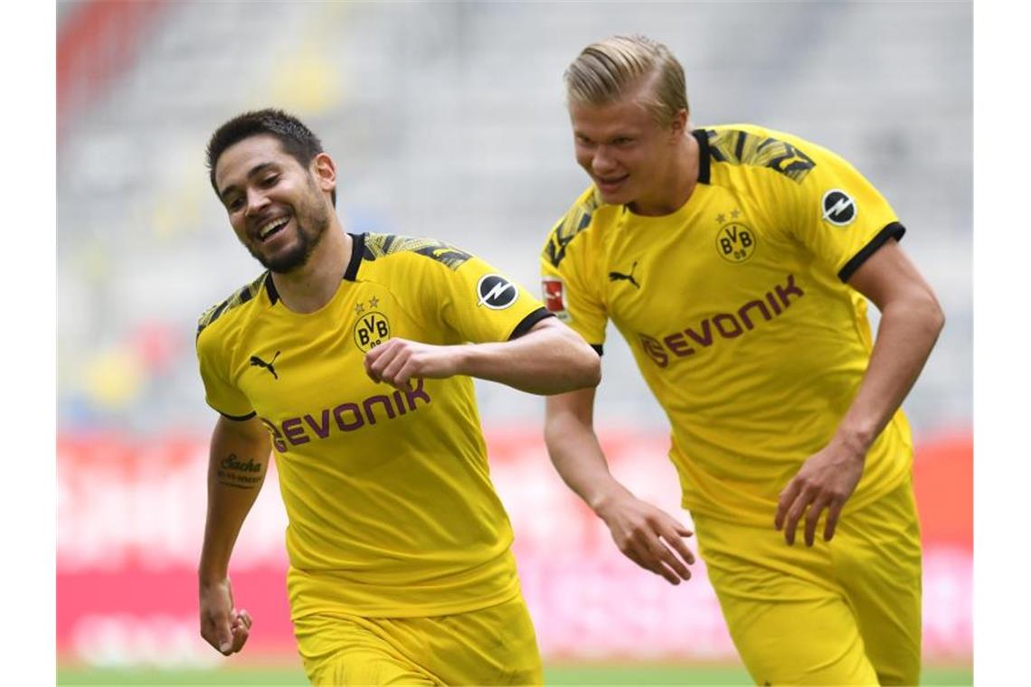 Dortmund vertagt Bayern-Titel - Bremer Sieg im Abstiegskampf Erling Haaland (r) sorgte mit seinem Tor für einen Last-Minute-Sieg von Dortmund in Düsseldorf. Foto: Bernd Thissen/dpa