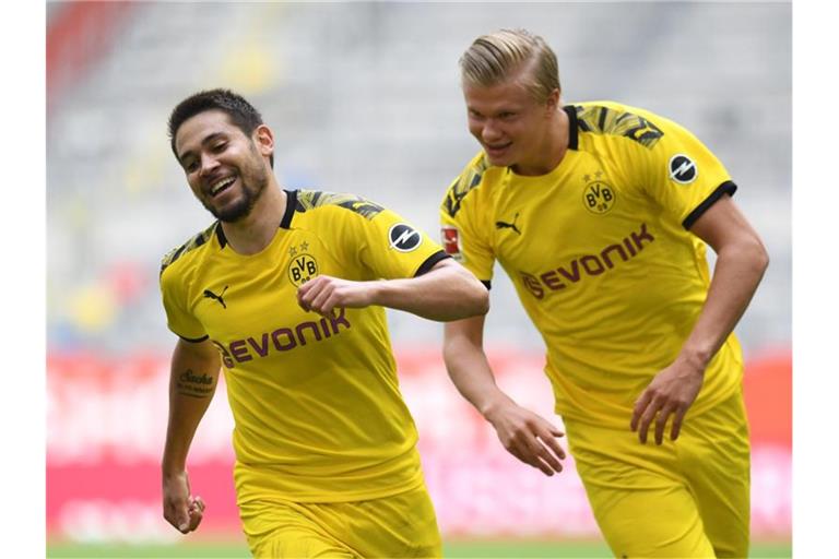 Erling Haaland (r) sorgte mit seinem Tor für einen Last-Minute-Sieg von Dortmund in Düsseldorf. Foto: Bernd Thissen/dpa