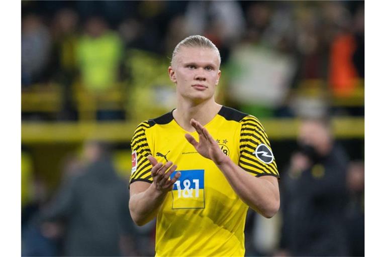 Erling Haaland soll einem Bericht der „Sun“ zufolge bei einem Wechsel auch in einem neuen Vertrag auf eine Ausstiegsklausel bestehen. Foto: Bernd Thissen/dpa