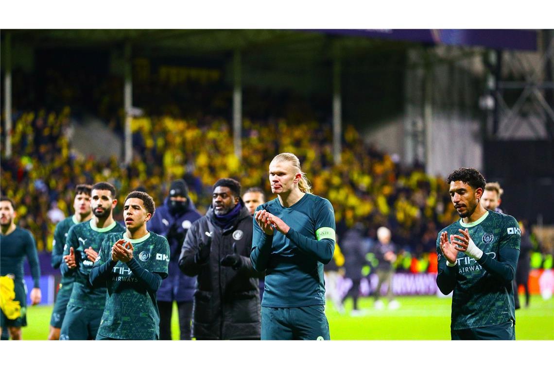 Erling Haaland und andere Spieler von Manchester City bedanken sich nach der Partie bei den Fans.