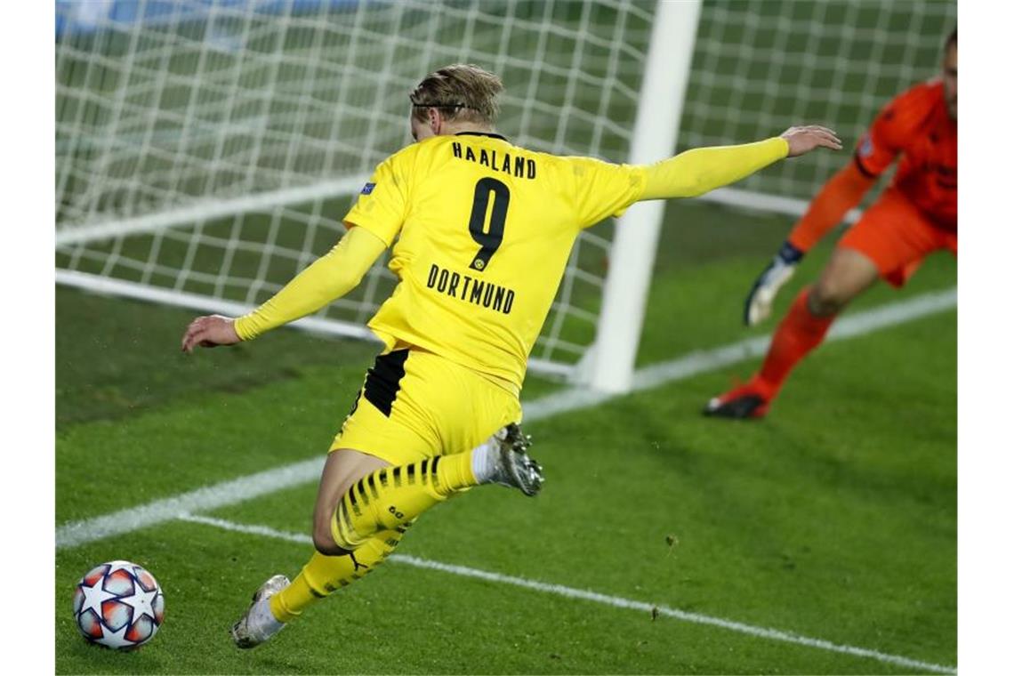 Erling Haaland von Borussia Dortmund setzt zum Torschuss an. Foto: Francisco Seco/AP/dpa