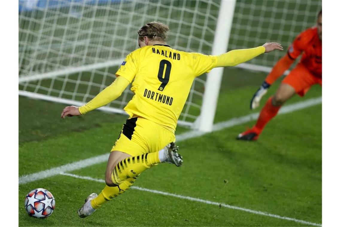 BVB schöpft Mut für Ligagipfel - „Können Bayern schlagen“ Erling Haaland von Borussia Dortmund setzt zum Torschuss an. Foto: Francisco Seco/AP/dpa