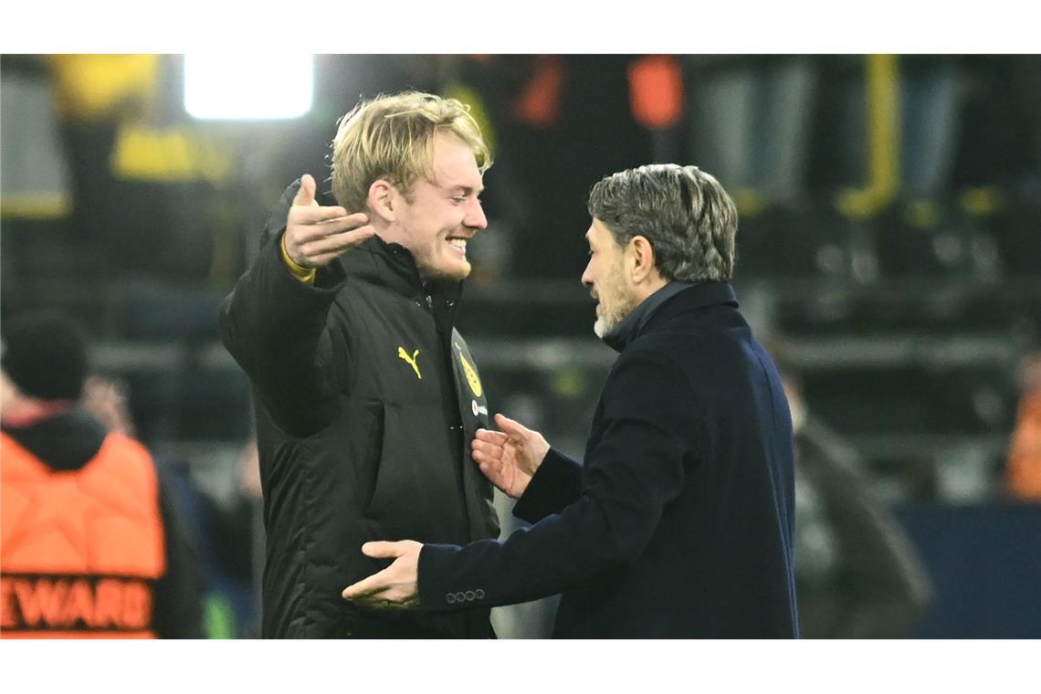 Erlösung nach drei sieglosen Dortmunder Spielen am Stück: BVB-Trainer Niko Kovac (r) umarmt Julian Brandt.