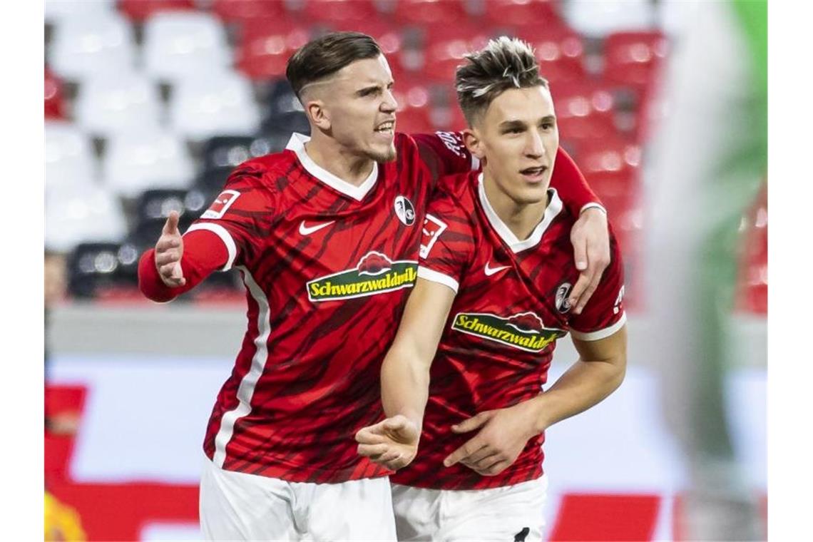 Demirovic nimmt Rolle an: „Fußball ist ein Teamsport“ Ermedin Demirovic (l) jubelt mit seinem Teamkollegen Nico Schlotterbeck auf dem Spielfeld. Foto: Tom Weller/dpa/Archivbild