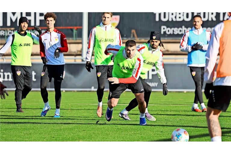 Ermedin Demirovic (Mitte) gibt Gas: Der Stürmer ist zurück im Training und will seinem Team sofort wieder mit Toren helfen.