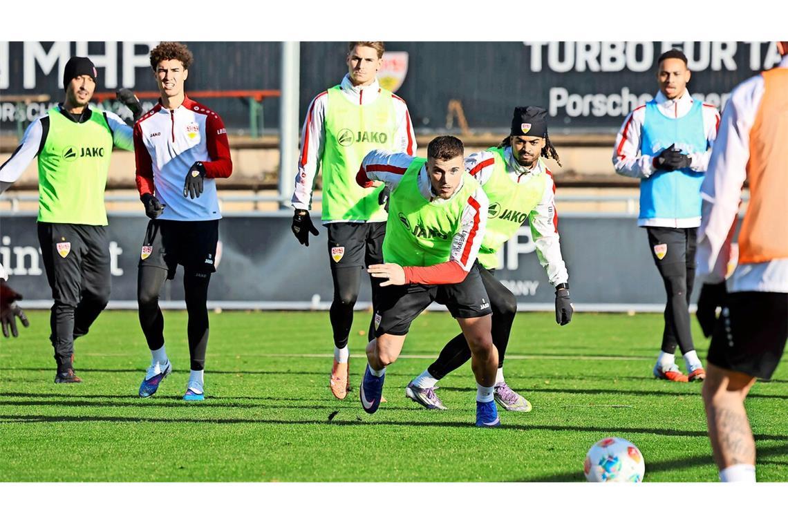 Ermedin Demirovic (Mitte) gibt Gas: Der Stürmer ist zurück im Training und will seinem Team sofort wieder mit Toren helfen.