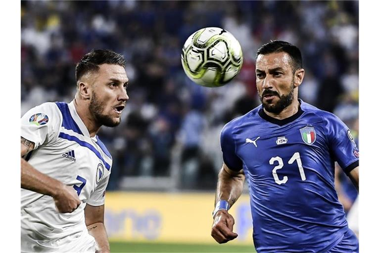 Ermin Bicakcic (l) von Bosnien-Herzegowina und der Italiener Fabio Quagliarella in Aktion. Foto: Marco Alpozzi/Lapresse.Lapresse/Lapresse via ZUMA Press