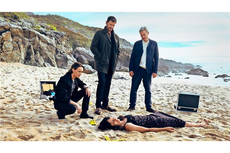 Ermitteln am Strand: Mercédes Navarro (Mercedes Müller), David Acosta (Michael Epp) und Adrían Martinéz (Dirk Borchardt, v. li.)