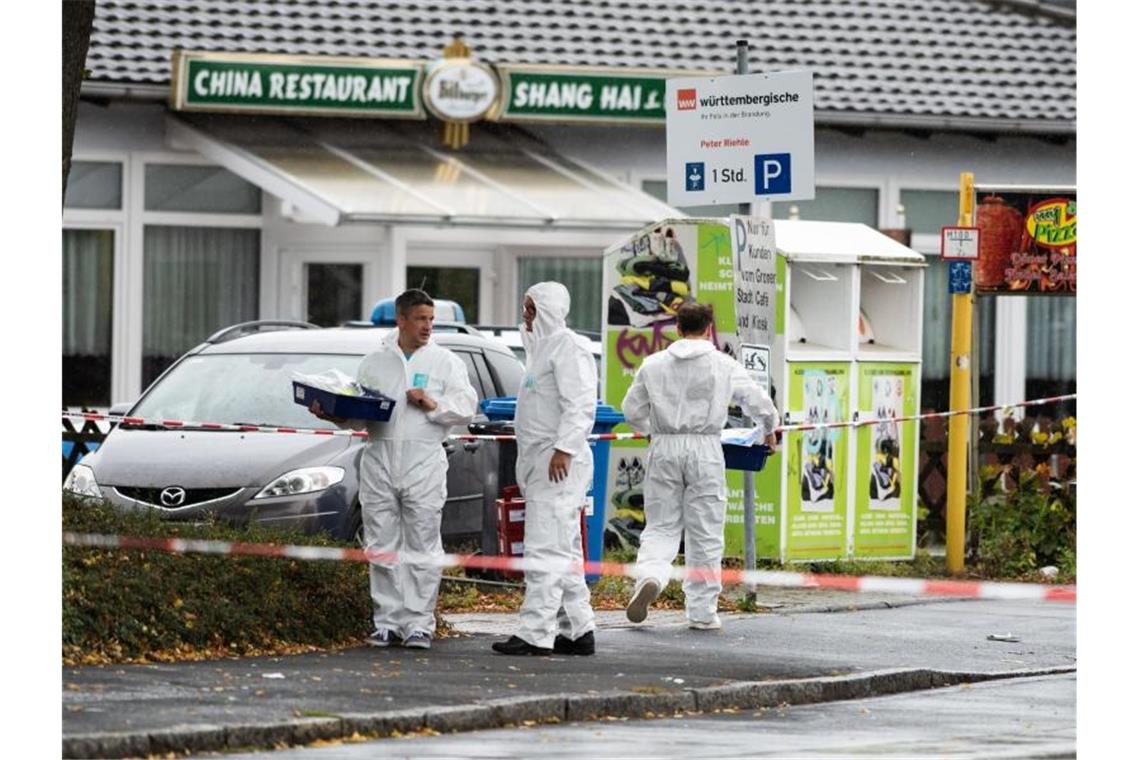 Ermittler am abgesperrten Tatort in Göttingen. Foto: Swen Pförtner