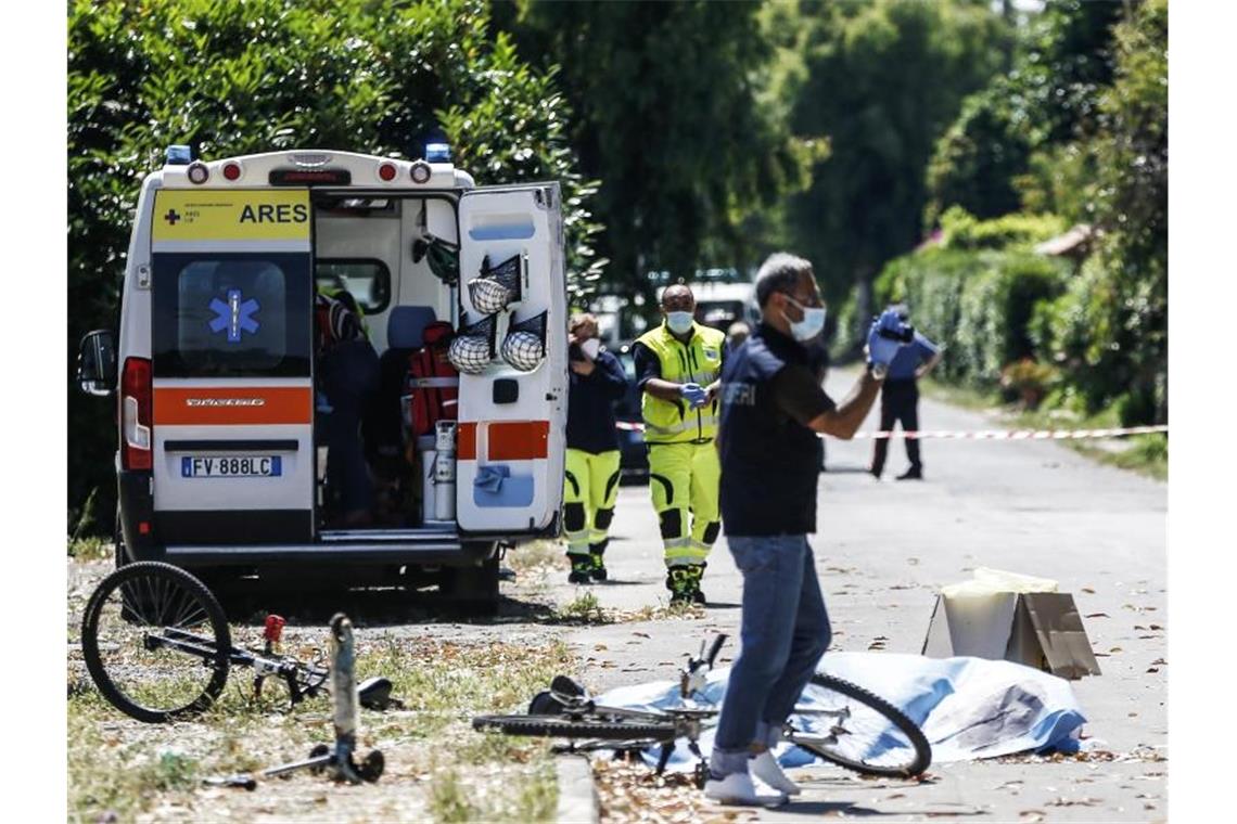 Ermittler am Ort der tödlichen Schüsse südlich von Rom. Foto: Cecilia Fabiano/LaPresse/AP/dpa