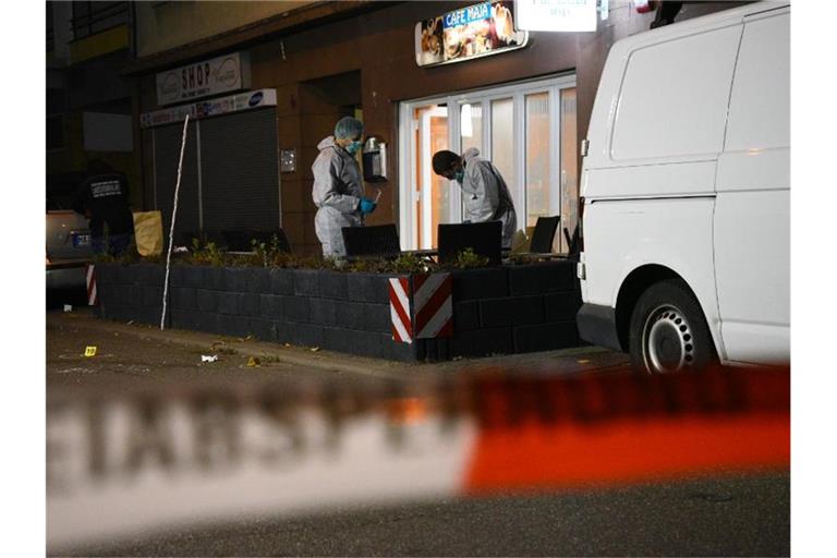 Ermittler arbeiten vor der Gaststätte in Mannheim, in der mehrere Menschen durch Schüsse verletzt worden sind. Foto: René Priebe/PR-Video/dpa