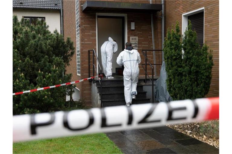Ermittler der Polizei betreten den Tatort in Gelsenkirchen. Foto: Bernd Thissen/dpa