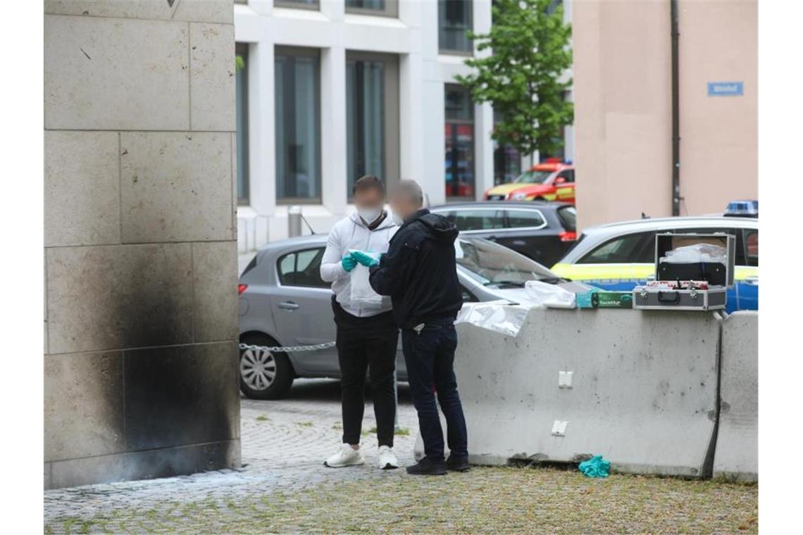 Ermittler der Polizei sammeln Beweise an der Synagoge. Foto: Ralf Zwiebler/dpa