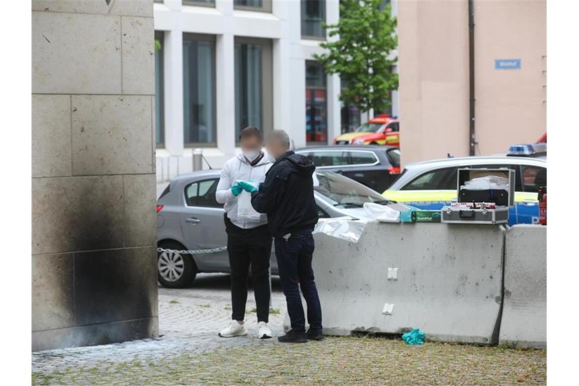 Ulmer Brandanschlag: Türkei liefert Verdächtigen nicht aus Ermittler der Polizei sammeln Beweise an der Synagoge in Ulm. Foto: Ralf Zwiebler/dpa