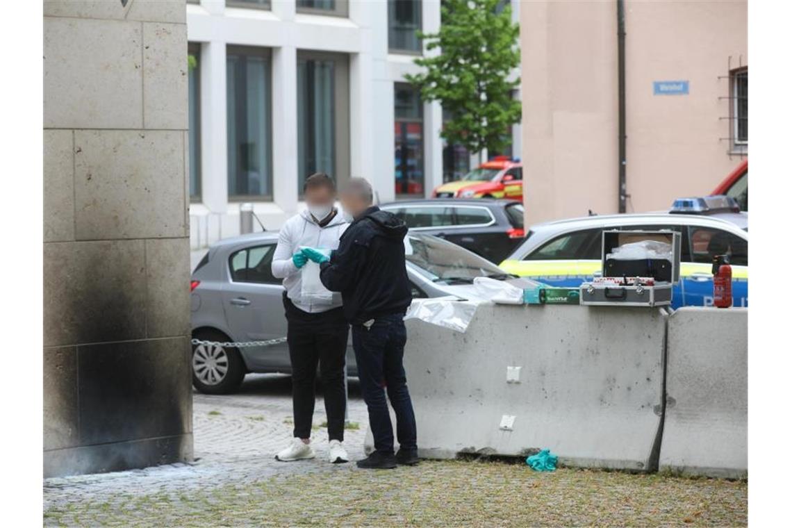 Ermittler der Polizei sammeln Beweise an der Synagoge in Ulm. Foto: Ralf Zwiebler/dpa/Archivbild