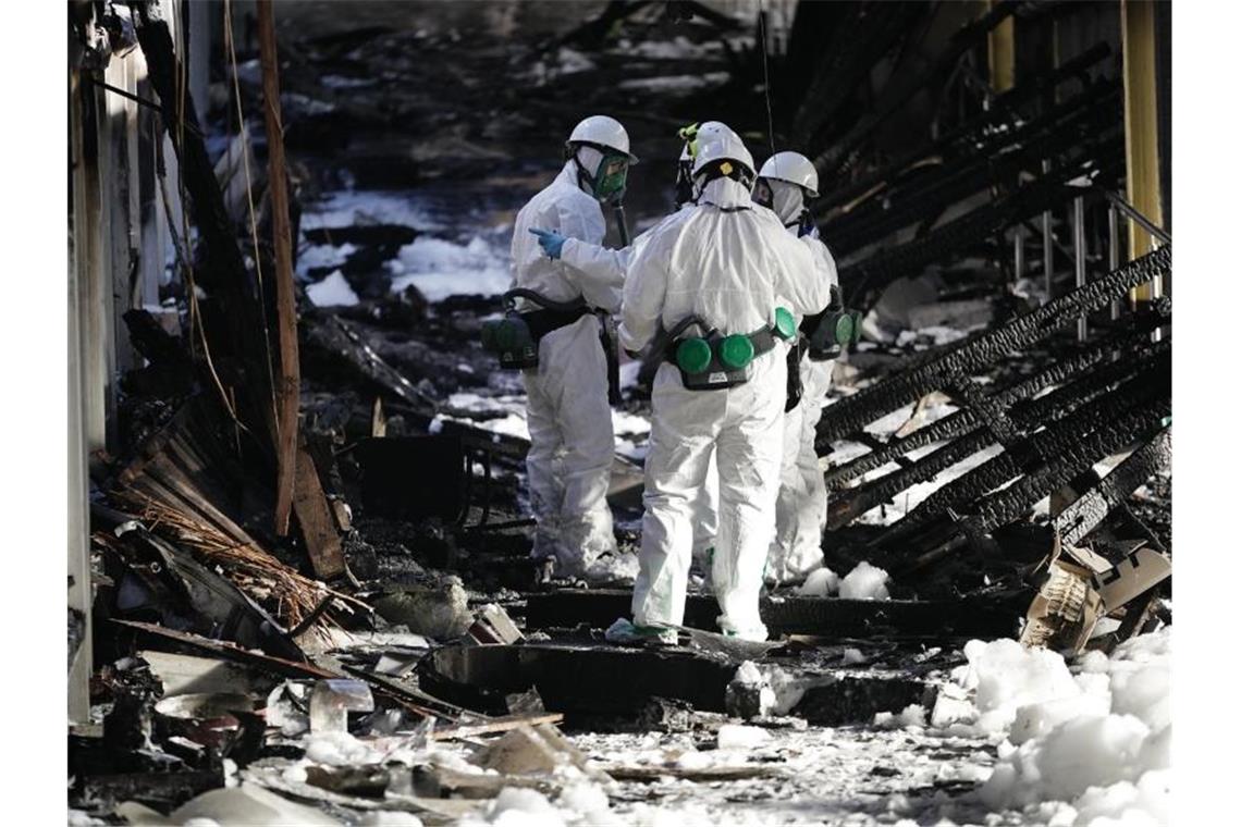 Brand in Berliner U-Bahnhof - Feuerwehr Stunden im Einsatz Ermittler der Polizei stehen in der ausgebrannten U-Bahn-Station Onkel Toms Hütte. Bei dem Brand waren rund 120 Feuerwehrleute im Einsatz. Foto: Michael Kappeler/dpa