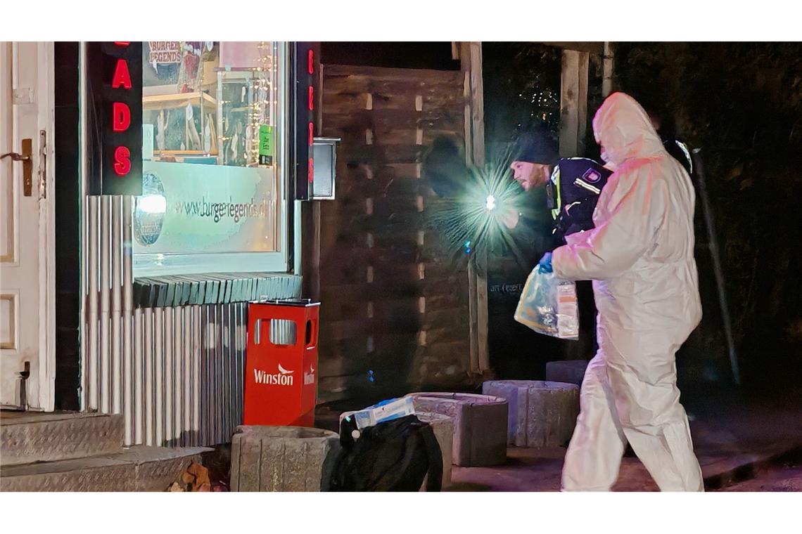 Ermittler der Polizei suchen am Tatort nach Spuren.