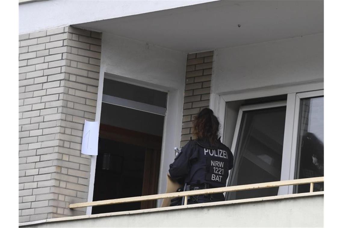 Anschlagspläne auf Synagoge - Weitere Funde bei 16-Jährigem Ermittler durchsuchen ein Mehrfamilienhaus in Hagen. Foto: Roberto Pfeil/dpa