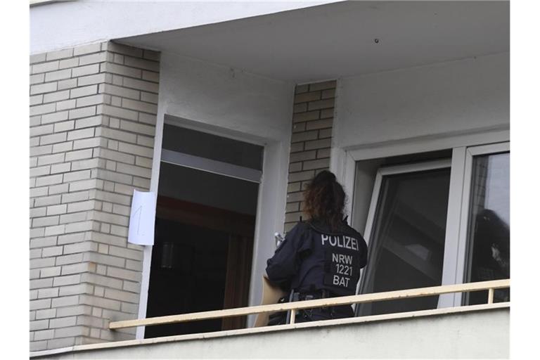 Ermittler durchsuchen ein Mehrfamilienhaus in Hagen. Foto: Roberto Pfeil/dpa