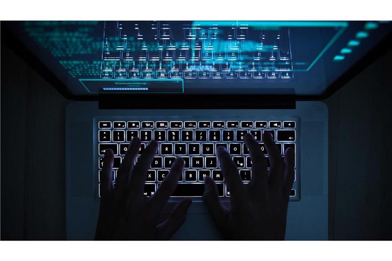 Ermittler haben 18 Verdächtige festgenommen, die über fingierte Streaming- und Datingseiten Kreditkarten missbraucht haben sollen. (Symbolbild)