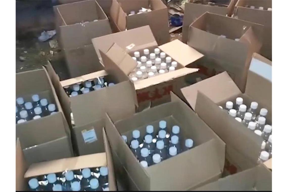 Ermittler haben in Orenburg über 600 Liter gefälschten Alkohol beschlagnahmt. Foto: Investigative Committee/Russian Investigative Committee/TASS/dpa