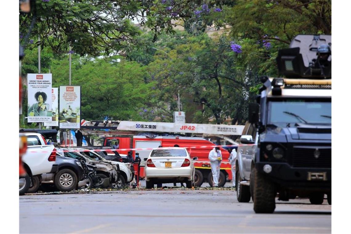 Nach Anschlag in Uganda steigt Opferzahl weiter Ermittler inspizieren den Tatort nach den Bombenexplosionen in der Nähe des Parlamentsgebäudes. Foto: Hajarah Nalwadda/XinHua/dpa