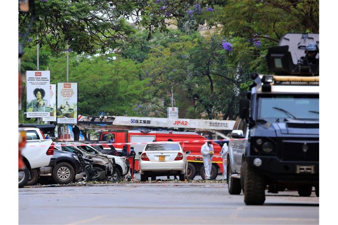 Ermittler inspizieren den Tatort nach den Bombenexplosionen in der Nähe des Parlamentsgebäudes. Foto: Hajarah Nalwadda/XinHua/dpa