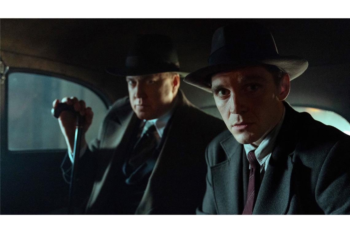 Ermittler Jan Morava (Jonas Nay, r.) und der Gestapomann Buback (Nicholas Ofczarek, l.) bilden ein gegensätzliches Tandem – aber unfreiwillig.