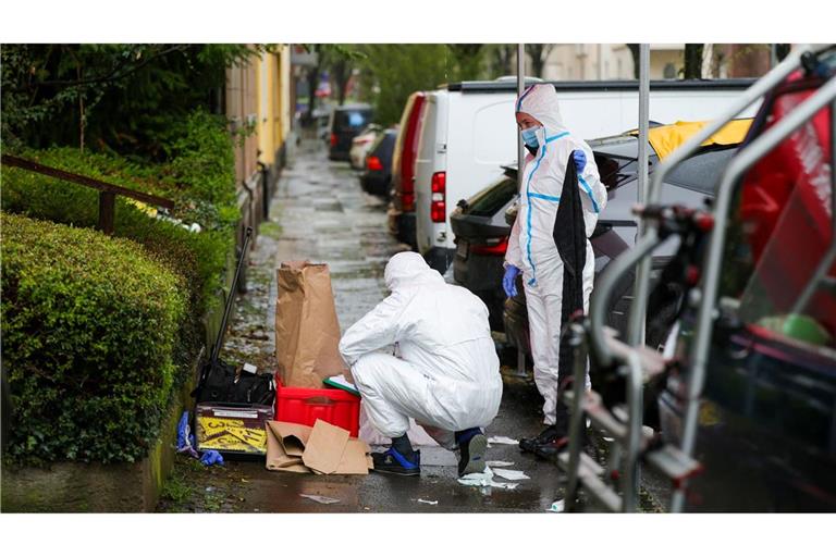 Ermittler sammeln Spuren am Tatort in Witten.