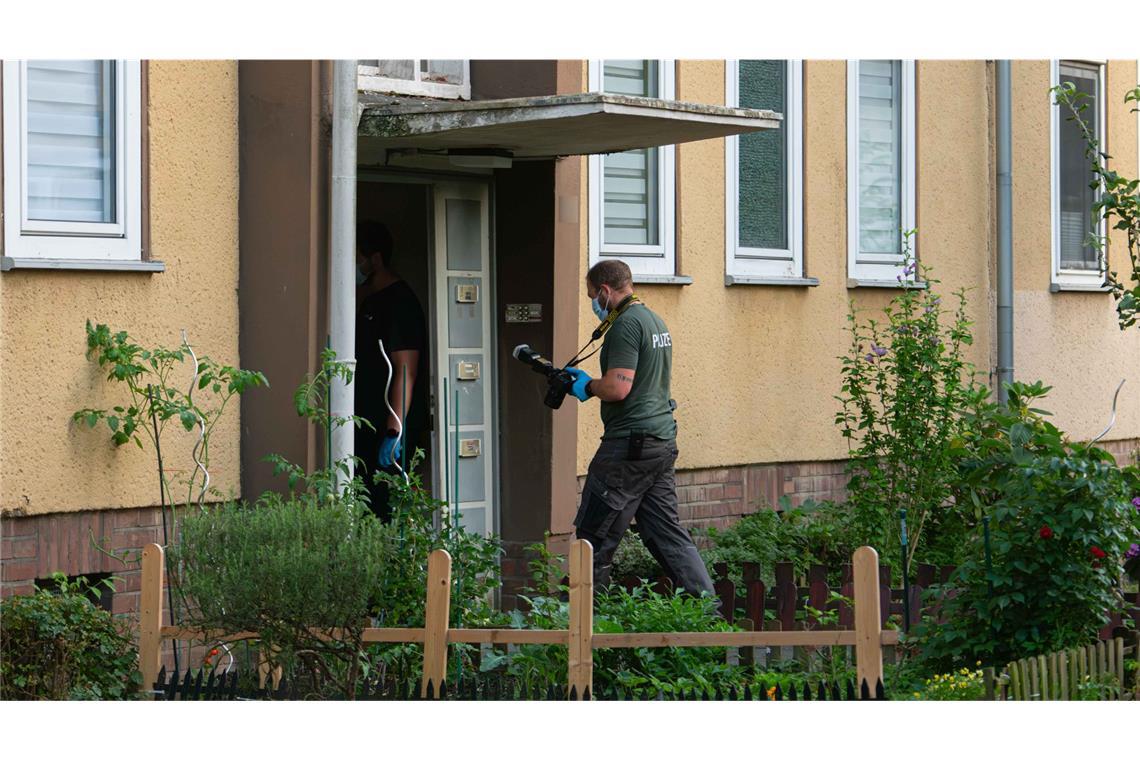 Ermittler sichern Spuren am Tatort: Ein 17-Jähriger soll in Dormagen sein Mutter getötet haben.