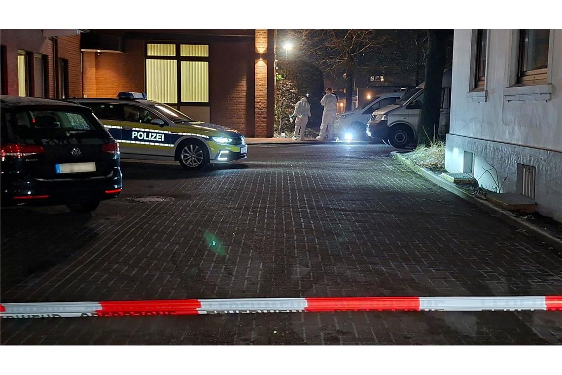 Ermittler suchen nach einem Bankeinbruch nach Spuren.