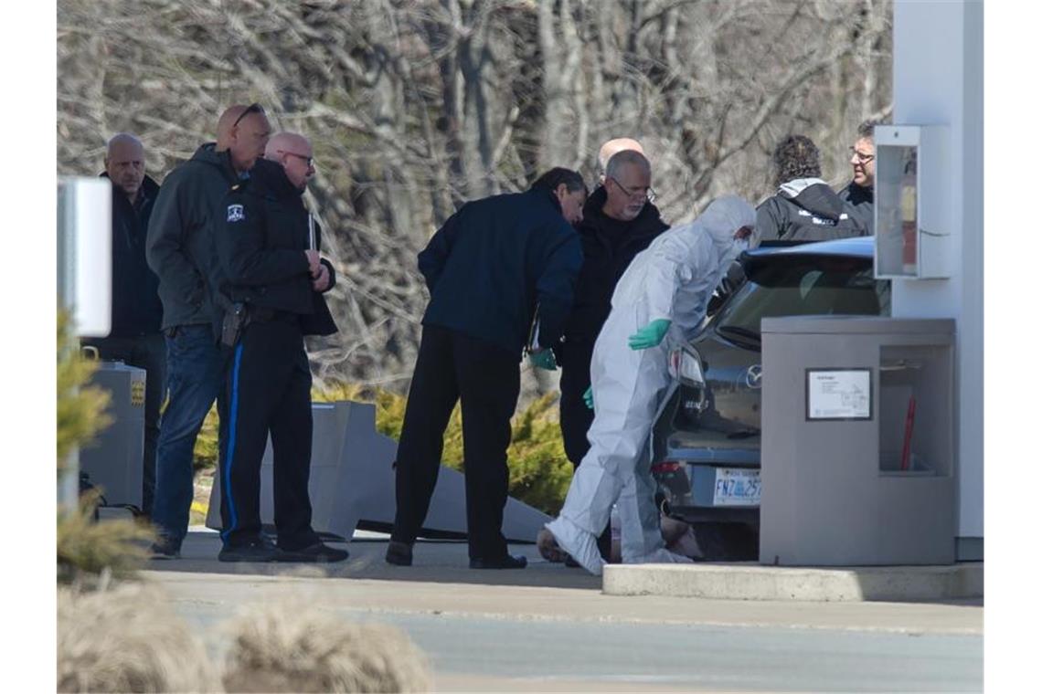 Ermittler überprüfen ein Fahrzeug. Foto: Andrew Vaughan/The Canadian Press/AP/dpa