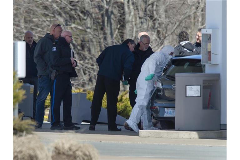 Ermittler überprüfen ein Fahrzeug. Foto: Andrew Vaughan/The Canadian Press/AP/dpa