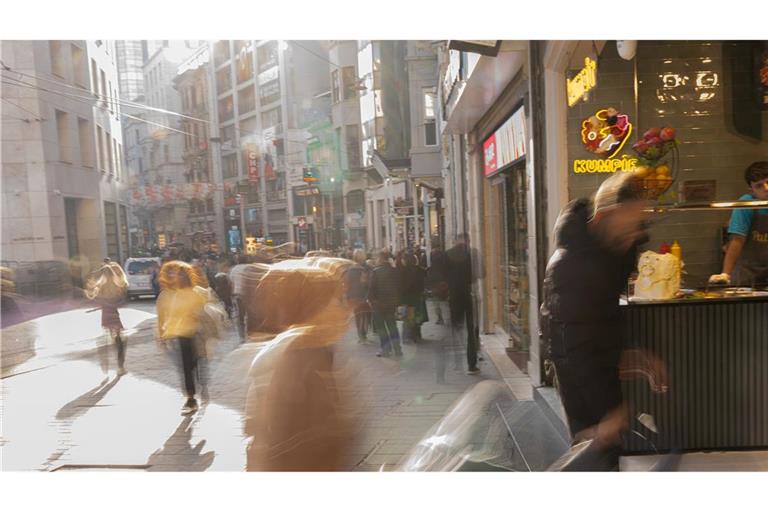 Ermittler vermuteten bisher eine Lebensmittelvergiftung, etwa durch Streetfood.