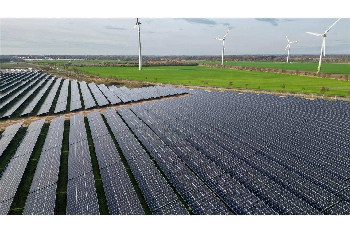 Erneuerbare Energien werden in diesem Jahr laut einer Hochrechnung knapp 56 Prozent des Stromverbrauchs decken. (Symbolbild)