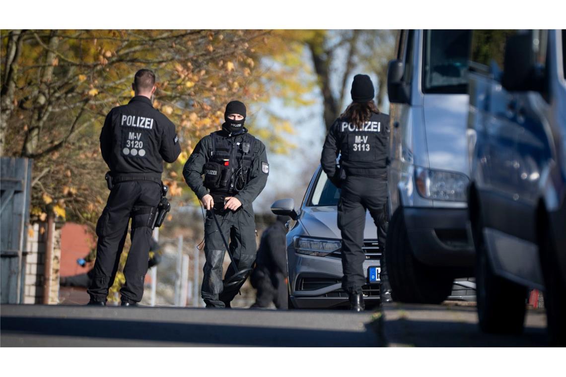 Erneut durchsuchte die Polizei Häuser.