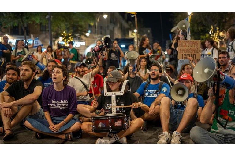 Erneut fordern Demonstranten in Israel von ihrer Regierung ein Abkommen zur Beendigung des Krieges.
