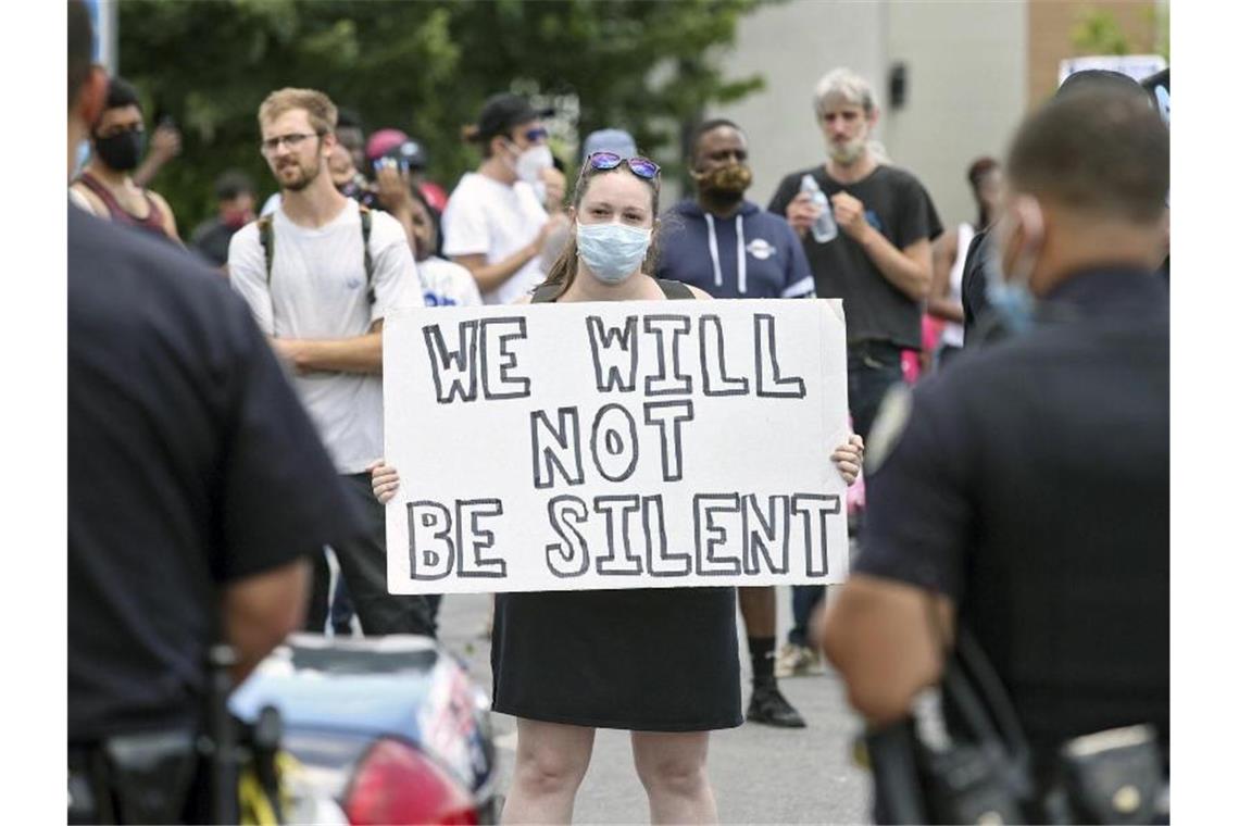 Atlanta: Schwarzer stirbt bei Polizeieinsatz - neue Proteste Erneut ist ein Afroamerikaner bei einem Polizeieinsatz in den USA ums Leben gekommen. Foto: Steve Schaefer/Atlanta Journal-Constitution/AP/dpa